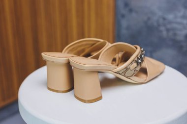 Bej rengi terlikler kadın deri ayakkabıları. Sıradan kadın tarzı. Moda ayakkabıları..
