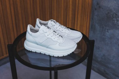 Beyaz kadın deri ayakkabıları, yakın plan. Yeni kadın deri ayakkabı koleksiyonu..