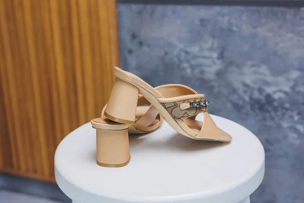 Beige Pantoffels Voor Dames Leren Schoenen Vrijetijdsstijl Voor Vrouwen Modeschoeisel — Stockfoto