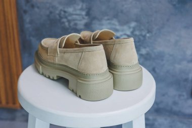 Beyaz süet deri ayakkabılar. Sıradan kadın tarzı. Siyah lastik tabanlar. Moda ayakkabıları..