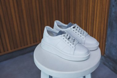 Beyaz kadın deri ayakkabıları, yakın plan. Yeni kadın deri ayakkabı koleksiyonu..