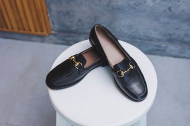 Aylaklar beyaz arka planda izole edilmiş. Bir çift şık, pahalı, modern, deri ayakkabılı siyah ayakkabı. Kadın ayakkabılı beyaz moda konsepti.