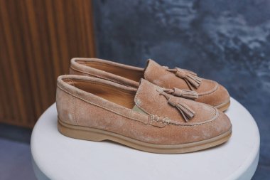 Deri süet kahverengi kadın ayakkabıları. Yeni kadın deri ayakkabı koleksiyonu..