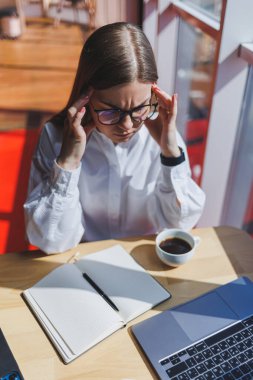 Having problem görev başarısız nedeniyle yorgun üzgün kadın