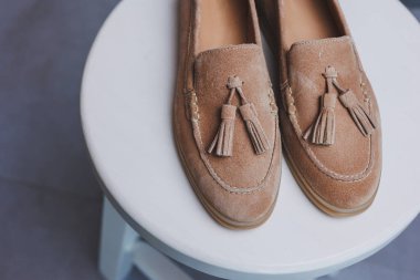 Deri süet kahverengi kadın ayakkabıları. Yeni kadın deri ayakkabı koleksiyonu..