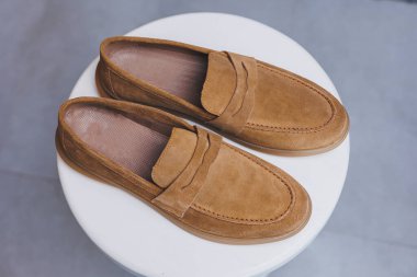 Deri süet kahverengi kadın ayakkabıları. Yeni kadın deri ayakkabı koleksiyonu..