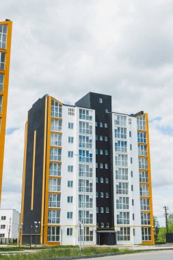 Yeni, modern, çok katlı bir bina. Yeni bir dairede plastik pencereler. Balkonlu bir daire..