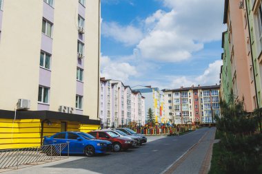 Yeni inşa edilmemiş çok katlı bir bina. Kahverengi ve bej renkli çok katlı bir ev. Modern konut inşaatı. İkamet fonu. Gökyüzünün arka planında inşa ediliyor