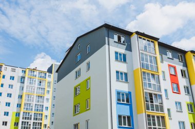 Tamamlanmamış çok katlı yeni bina. Modern konut binası. Konut hisseleri. Gökyüzüne karşı inşa etmek