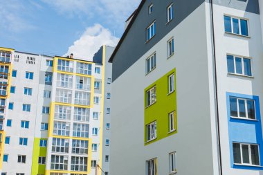 Modern apartman dairesinin dış cephesindeki detaylar. Yeni Lüks Ev ve Ev Kompleksi. Şehir Emlak ve Mimarisi 'nin bir parçası. Uzayı kopyala Mavi gökyüzü