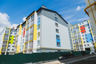 Modern apartman dairesinin dış cephesindeki detaylar. Yeni Lüks Ev ve Ev Kompleksi. Şehir Emlak ve Mimarisi 'nin bir parçası. Uzayı kopyala Mavi gökyüzü
