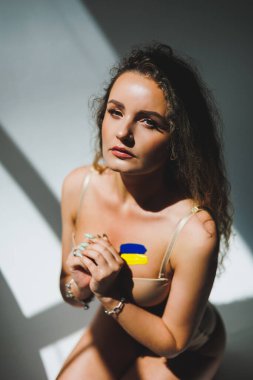 Ukrayna 'da savaş, Ukrayna ihtilafının tarihöncesi. Kadının cesedine Ukrayna bayrağı çekiliyor. Barış, aktivizm, savaş ve destek kavramı yok