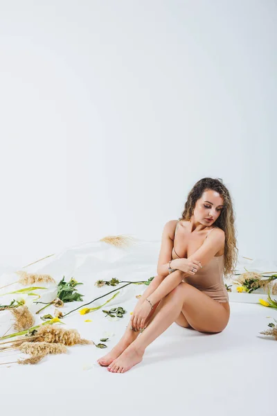 Bej Tulumlu Bir Kadın Portresi Arka Planda Çiçekler Doğal Kozmetik — Stok fotoğraf