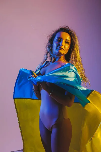 전반적 몸길이의 아름다운 소녀가 파스텔 고립된 우크라이나 국기를 즐겁게 — 스톡 사진