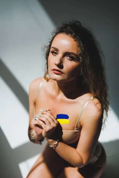 ウクライナでの戦争 ウクライナ紛争の先史時代 ウクライナの国旗は女性の体に描かれている 戦争や支援の概念 — ストック写真