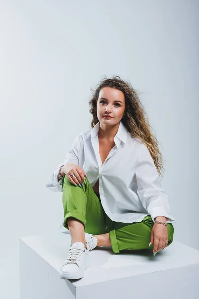 Mujer Positiva Con Pelo Rizado Una Camisa Blanca Algodón Claro — Foto de Stock