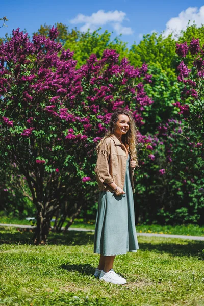 Una Hermosa Mujer Rizada Vestido Verano Corre Regocija Ella Está — Foto de Stock