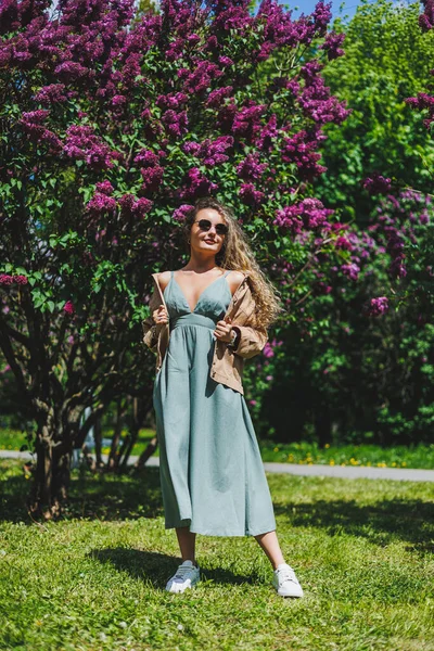 Beautiful Curly Woman Summer Dress Runs Rejoices She Wearing Sunglasses — Stock Photo, Image