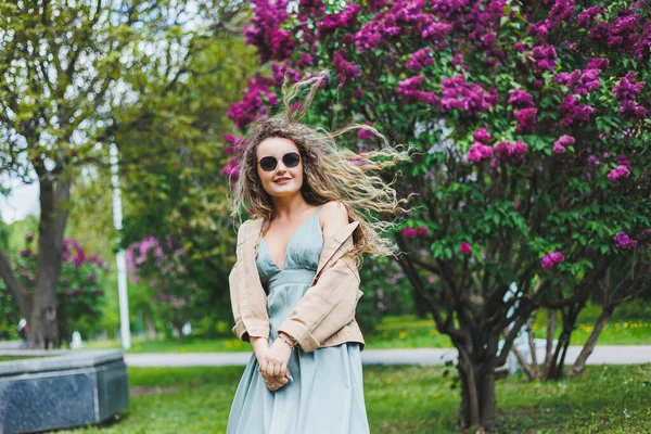 Une Belle Femme Bouclée Robe Été Court Réjouit Elle Porte — Photo