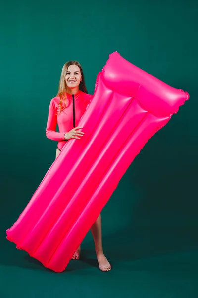 Jovem Mulher Sorridente Vestida Com Maiô Rosa Posando Com Colchão — Fotografia de Stock