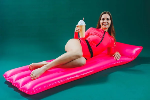 Pretty Slim Woman Pink Swimsuit Lies Inflatable Mattress Cocktail Her — Stock Photo, Image