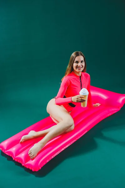 Pretty Slim Woman Pink Swimsuit Lies Inflatable Mattress Cocktail Her — Stock Photo, Image