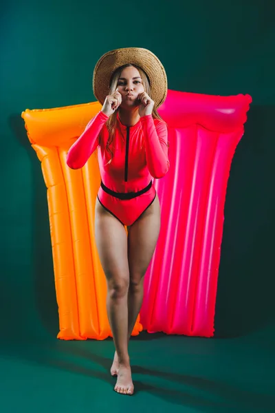 Mulher Bonita Feliz Chapéu Que Veste Swimsuit Rosa Brilhante Que — Fotografia de Stock