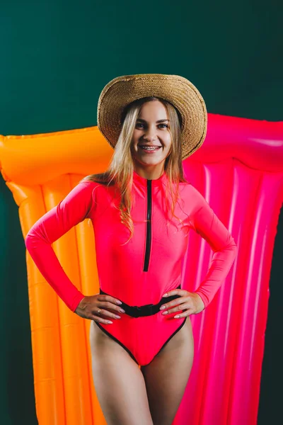 Happy Pretty Young Woman Hat Wearing Bright Pink Swimsuit Standing — Stock Photo, Image