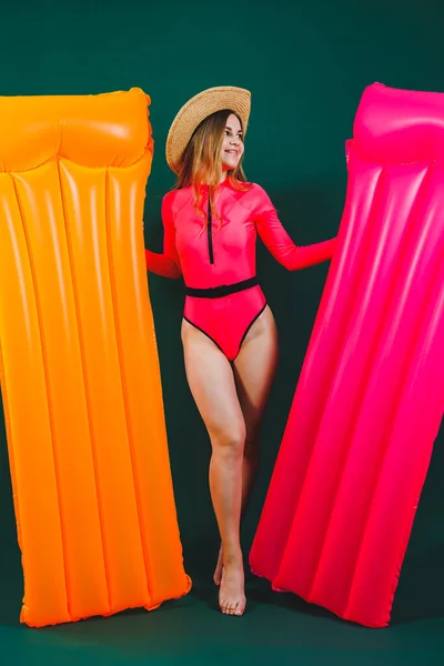 Happy Pretty Young Woman Hat Wearing Bright Pink Swimsuit Standing — Stock Photo, Image