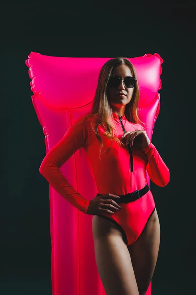 Vacker Kvinna Klädd Rosa Baddräkt Och Solglasögon Poserar Med Rosa — Stockfoto
