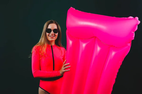 Mooie Vrouw Gekleed Roze Badpak Zonnebril Poseren Met Roze Opblaasbare — Stockfoto