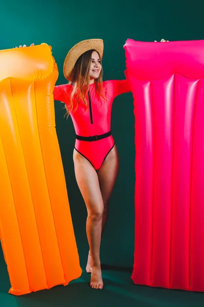 Glückliche Hübsche Junge Frau Mit Hut Leuchtend Rosa Badeanzug Steht — Stockfoto
