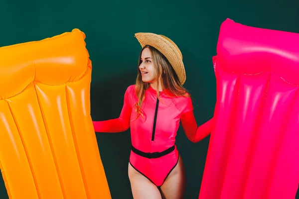 Gelukkig Mooie Jonge Vrouw Met Hoed Dragen Helder Roze Badpak — Stockfoto