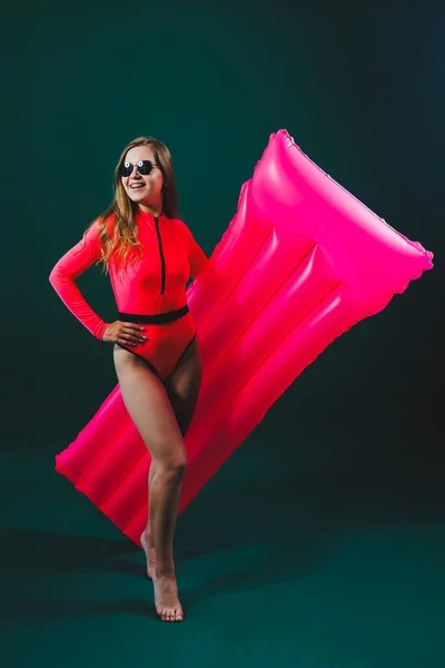 Junge Blonde Frau Rosafarbenen Badeanzug Isoliert Hintergrund Urlaub Lifestylekonzept Sommerurlaub — Stockfoto