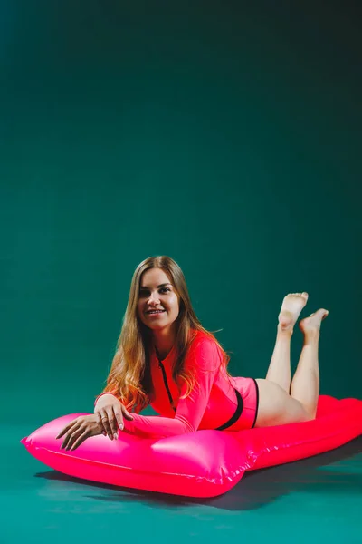 Jonge Vrouw Een Roze Eendelig Zwempak Ligt Een Opblaasbaar Matras — Stockfoto