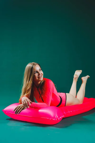 분홍색 수영복을 배경에 매트리스 바다에서 일광욕하는 — 스톡 사진