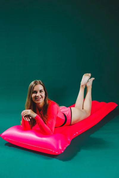 Mladá Žena Růžových Jednodílných Plavkách Leží Nafukovací Matraci Izolované Zeleném — Stock fotografie