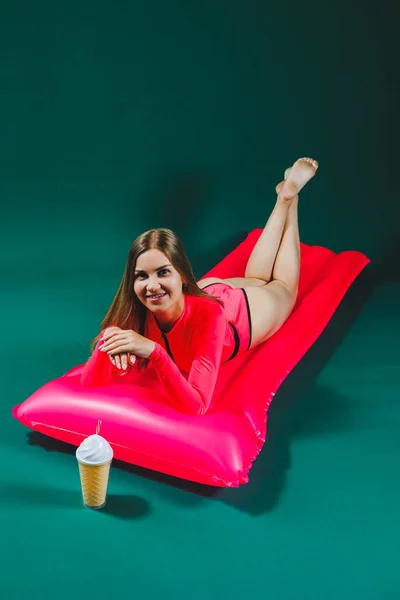 Привлекательная Женщина Розовом Цельном Купальнике Лежит Надувном Матрасе Изолированным Зеленом — стоковое фото