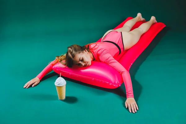 Aantrekkelijke Vrouw Roze Eendelig Zwempak Ligt Opblaasbare Matras Met Cocktail — Stockfoto