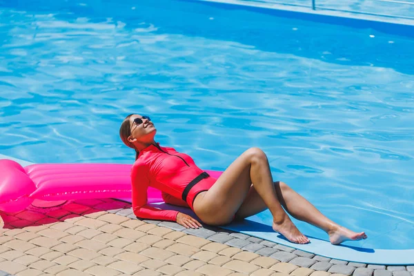 Mujer Bonita Traje Baño Color Rosa Brillante Cerca Piscina Vacaciones — Foto de Stock