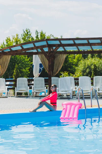 Een Mooie Vrouw Een Roze Badpak Met Een Opblaasbaar Matras — Stockfoto