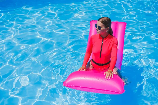 Beautiful Tanned Girl Pink Swimsuit Glasses Pool Holds Pink Air — Stock Photo, Image