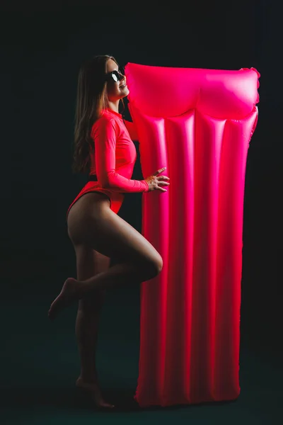 Atrakcyjna Młoda Kobieta Różowym Stroju Kąpielowym Odizolowana Ciemnym Tle Koncepcja — Zdjęcie stockowe