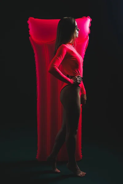 Привлекательная Молодая Женщина Розовом Купальнике Изолированная Тёмном Фоне Концепция Отпуска — стоковое фото