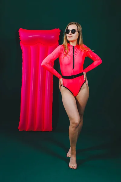 Atrakcyjna Szczupła Kobieta Różowym Stroju Kąpielowym Odosobnionym Tle Koncepcja Wakacji — Zdjęcie stockowe