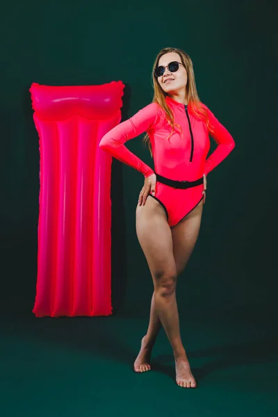 Привлекательная Стройная Женщина Розовом Купальнике Изолированном Фоне Концепция Отпуска Летние — стоковое фото