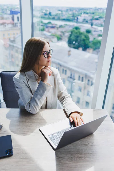 Una Mujer Jefa Una Empresa Gafas Sienta Portátil Oficina Con — Foto de Stock