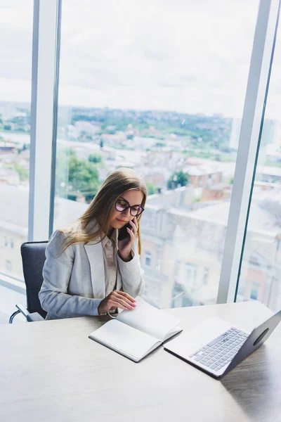 Una Mujer Europea Alegre Pelo Rubio Gafas Con Ropa Casual — Foto de Stock