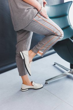 Bej renkli kadın deri ayakkabıları kadın bacaklarına yakın plan. Yeni kadın deri ayakkabı koleksiyonu..