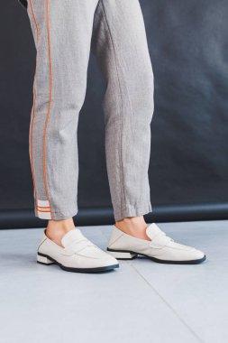 Bej renkli kadın deri ayakkabıları kadın bacaklarına yakın plan. Yeni kadın deri ayakkabı koleksiyonu..